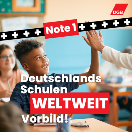 Ein Schüler gibt einem Lehrer in einem Klassenzimmer ein High-Five. Im Vordergrund steht die Schlagzeile "Note 1. Deutschlands Schulen weltweit Vorbild!" mit dem DGB-Logo in der Ecke.