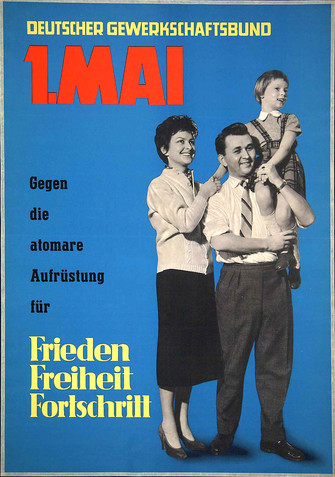 Maiplakat 1958. Text oben "Deutscher Gewerkschaftbund, 1. Mai". Text links "Gegen die atomare Aufrüstung. Frieden, Freiheit, Fortschritt." Motiv: Eine stehende Familie in Sonntagskleidung. Mutter, Vatermit der Tochter auf der Schulter. Sie schauen optimistisch lächelnd in die Ferne.