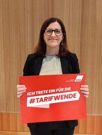 Portraitfoto von Melanie Weber-Moritz, Bundesdirektorin des Deutschen Mieterbundes, die ein Plakat in den Händen hält mit der Aufschrift "Ich trete ein für die #Tarifwende".