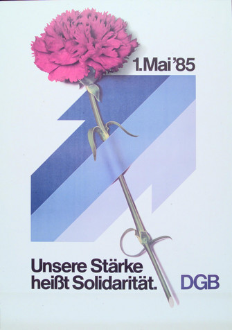 Maiplakat 1985: Text oben: "1. Mai '85." Motiv: Einte rote Nelke ist an einem nach oben zeigenden Pfeil befestigt. Text unten: "Unsere Stärke heißt Solidarität. DGB"