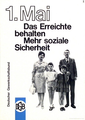 Maiplakat 1963: Text "1. Mai. Das Erreichte erhalten. Mehr soziale Sicherheit."Motiv: Eine vierköpfige Familie steht als Gruppe nebeneinander in Sonntagskleidung da – Mutter, Sohn, Tochter, Vater