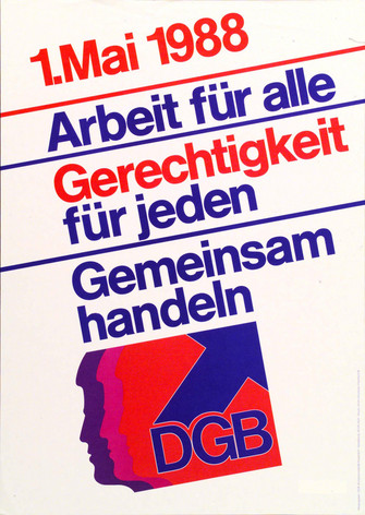 1. Mai 1988: Arbeit für alle. Gerechtigkeit für jeden. Gemeinsam handeln." Abwechselnd rote und blaue Schrift diagonal aufsteigend angeordnet auf weißem Grund durch Striche getrennt. Darunter eine blaue und rote Kopfsilhoutte im Profil übereinander gelegt mit einem blauen Diagonalpfeil nach links oben und dem Schriftzug DGB.