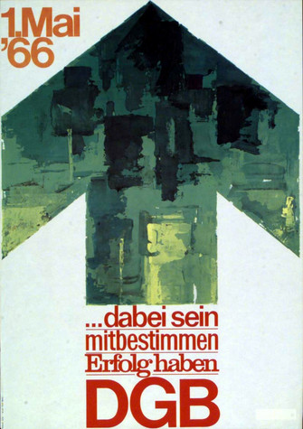 Maiplakat 1966. Text "1. Mai '66: … dabei sein. mitbestimmen. Erfolg haben. DGB." Motiv: Ein grüner dicker Pfeil nach oben. Darin sind dunkle Strukturen eingemalt, die stark abstrahierte Personen darstellen könnten.