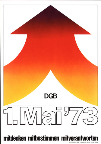 Maiplakat 1973. Text "DGB 1. Mai '73: mitdenken mitbestimmen mitverantworten" Motiv: Ein roter Pfeil nach oben, der sich aus zwei vereinenden Schenkel von links und rechts nach oben vereint. Farbverlauf ist Schwarz-Rot-Gold von der Spitze bis zu zur Basis. 