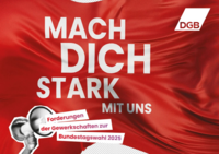 Das Bild zeigt eine rote Fahne mit dem Logo des Deutschen Gewerkschaftsbundes (DGB) in der oberen rechten Ecke. In großen weißen Buchstaben steht der Slogan „Mach dich stark mit uns“. Darunter befinden sich in kleineren weißen und roten Buchstaben die Worte „Forderungen der Gewerkschaften zur Bundestagswahl 2025“. Im Hintergrund ist die Struktur der Fahne sichtbar, die dem Bild eine dynamische Textur verleiht.