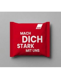 Das Bild zeigt eine rote Gummibärchen-Verpackung mit der Aufschrift "MACH DICH STARK MIT UNS" in weißen Großbuchstaben. Oben rechts befindet sich das Logo des Deutschen Gewerkschaftsbundes (DGB) in einer weißen Raute.. 