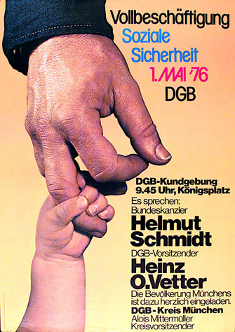 Maiplakat 1976: Motiv: Eine Männerhand, an deren Mittelfinger sich die Hand eines Kleinkindes festhält. Daneben der Text von oben nach unten:"Vollbeschäftigung. Soziale Sicherheit. 1. Mai '76. DGB. DGB- Kundgebung Königsplatz. Es sprechen Bundeskanzler Helmut Schmidt, DGB Vorsitzender Heinz O. Vetter. Die Bevölkerung Münchens ist dazu herzlich eingeladen. DGB-Kreis München. Alois Mittermüller, Kreisvorsitzender."