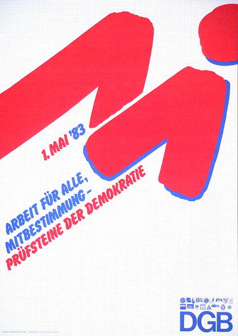 Maiplakat 1983: Text "1. Mai '83. Arbeit für alle, Mitbestimmung – Prüfsteine der Demokratie". Text ist diagonal von unten nach oben angeordnet. Darüber ein stilisiertes, rotes M.