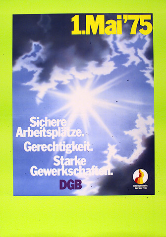 Maiplakat 1979 Text "1. Mai '75: Sichere Arbeitsplätze. Gerechtigkeit. Starke Gewerkschaften. DGB. Internationales Jahr der Frau." Motiv: Sonne in blauem Himmel, die durch Wolken scheint. Bildmotiv in grünem Rahmen