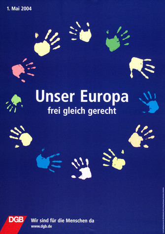 Plakat 1. Mai 2004: Unser Europa frei, gleich, gerecht Motiv: In einem Kreis umd das Motto als Text sind bunte Handabdrücke auf blauem Hintergrund abgebildet.