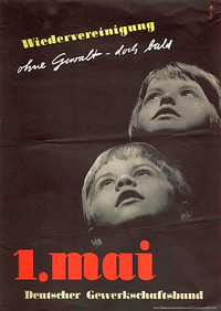 Maiplakat 1957: Text "Wiedervereinigung ohne Gewalt, doch bald. 1. Mai Deutscher Gewerkschaftsbund" Motiv: Zwei Kinderköpfe auf schwarzem Grund schauen nach oben.