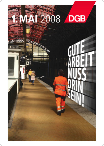 Maiplakat 2008 mit dem Slogan "Gute Arbeit muss drin sein!"  4. Motiv: Mann in roter Arbeitskleidung auf dem Bahnsteig eines Bahnhofes. 