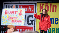 Die DGB-Vorsitzende Yasmin Fahimi spricht auf der Demonstration gegen Rechtsextremismus am 1. Juni 2024 in Köln 