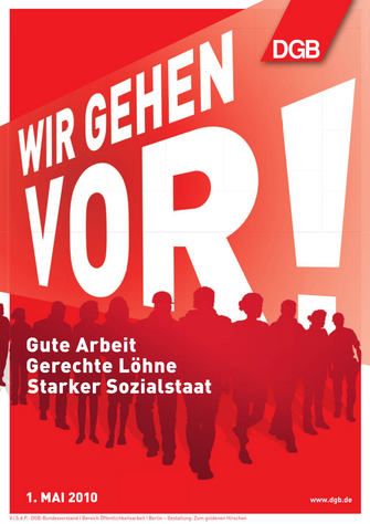 1. Mai 2010: Schriftzug "Wir gehen vor! Gute Arbeit. Gerechte Löhne. Starker Sozialstaat."  Unter dem Schriftzug sind  die Silhouetten von Menschen zu sehen.