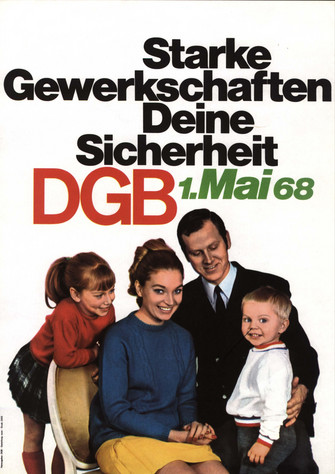 Maiplakat 1968. Text "Starke Gewerkschaften. Deine Sicherheit. DGB. 1. Mai 68." Motiv: Eine vierköpfige junge Familie in der Gruppe: kleine Tochter, junge Mutter, Vater im Anzug mit Krawatte, der den kleinen Sohn mit linken hält. Alle lächeln.