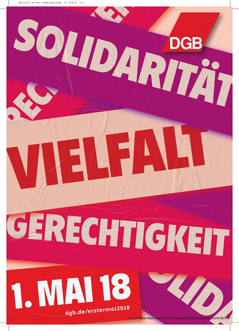 Plakat "1. Mai 2018: Solidarität. Vielfalt. Gerechtigkeit" Schriftbänder mit den Slogans sind übereinander geklebt in verschiedenen Farben.