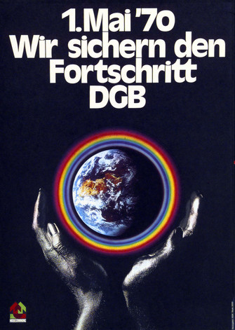 Maiplakat 1970. Text "1. Mai '70". Wir sichern den Fortschritt – DGB" Motiv: Zwei Hände tragen schützend die Erdkugel, die von einem regenbogenfarbenen Ring eingefasst ist. 