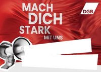 Das Bild zeigt eine rote Fahne im Hintergrund mit dem weißen Text "MACH DICH STARK MIT UNS" in großen, auffälligen Buchstaben. In der oberen rechten Ecke befindet sich das Logo des Deutschen Gewerkschaftsbundes (DGB). Im unteren linken Bereich ist eine stilisierte, schwarz-weiße Collage zu sehen, die eine Hand mit einem Megafon darstellt. Der untere Teil des Bildes ist von weißen Balken überlagert, die für Textfelder vorgesehen sind. Das gesamte Design vermittelt eine Botschaft von Stärke und Gemeinschaft.