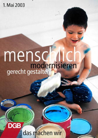 Plakate zum 1. Mai 2003 (Motiv 2): Text: Menschlich modernisieren, gerecht gestalten, das machen wir. Motive:  Ein kleiner Junge mit Malerpinsel sitzt auf dem Boden, vor ihm offene Farbtöpfe in Blau, Grün, Beige