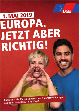 Plakat mit Aufschrift "1. Mai 2019: Europa.jetzt aber richtig!". Eine junge Frau hat die Hände zu einem Trichter geformt vor dem Mund, ein junger dunkelhäutiger Mann lächelt uns an.